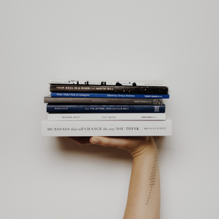 картинка - рука ладонью вверх держит книги